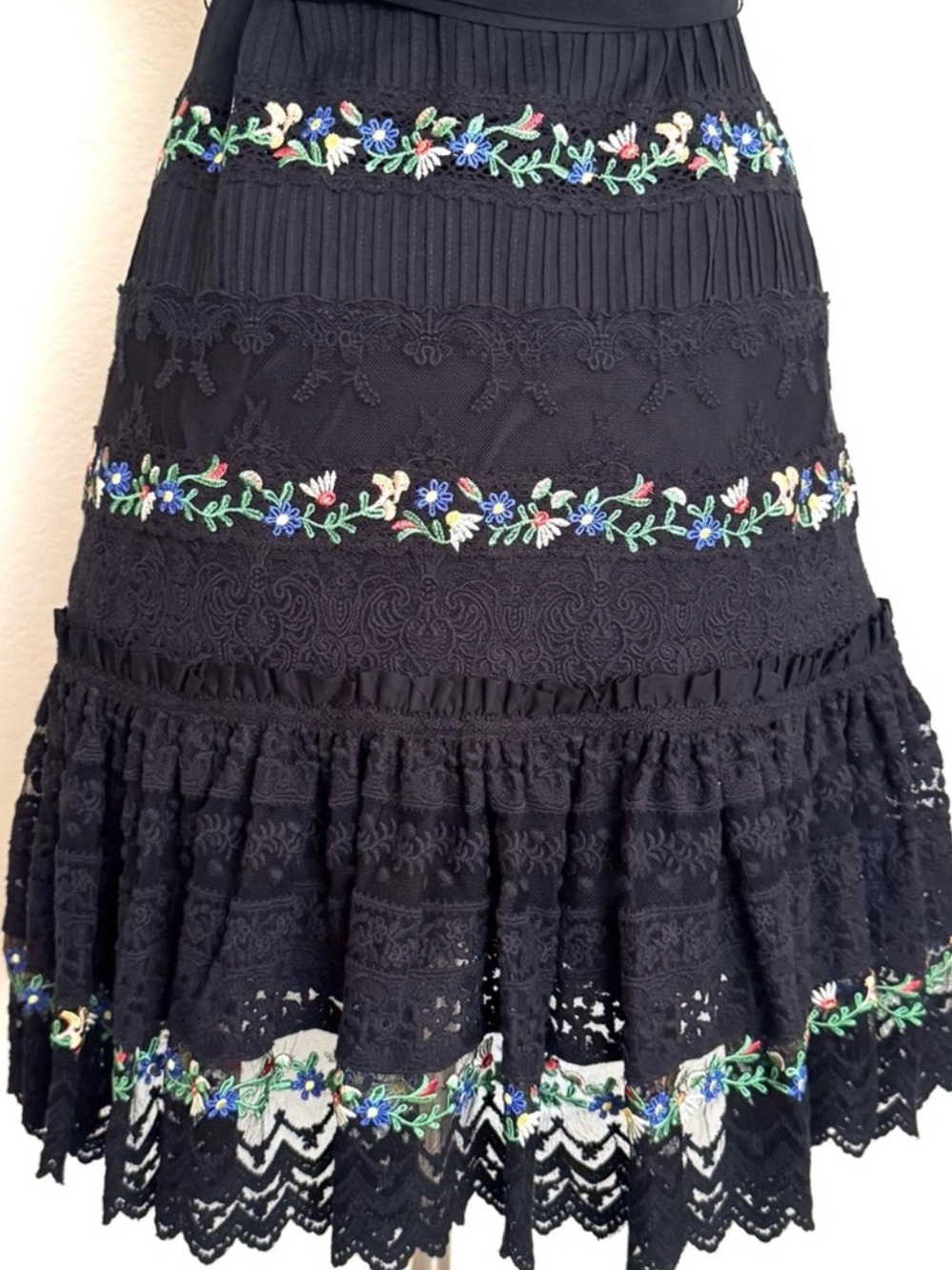 Saloni Bea Pintuck Embroidered Dress Size 0 - Picture 7 of 9
